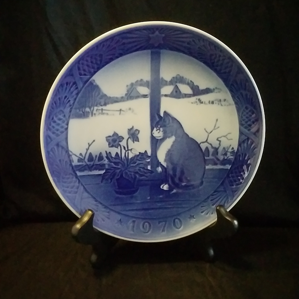 ROYAL COPENHAGEN CHRISTMAS PLATE 1970 Christmas Rose and Cat Denmark